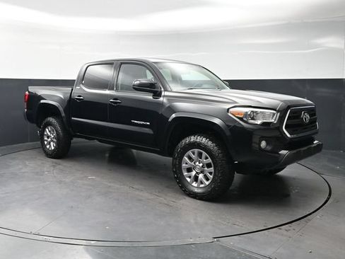 Used 2017 Toyota Tacoma SR5 w/ Tow Package RWD image 3