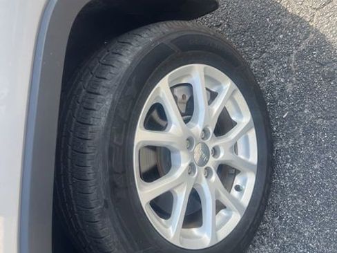 Used 2018 Jeep Cherokee Latitude Plus FWD image 26