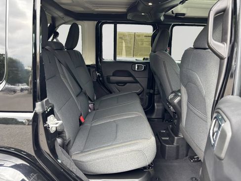 Used 2025 Jeep Wrangler Unlimited Sahara AWD/4WD image 13
