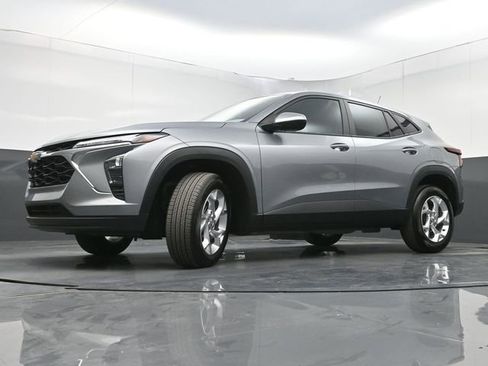 Used 2025 Chevrolet Trax LS w/ LS Convenience Package image 25