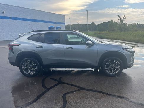 Used 2025 Chevrolet Trax LT w/ LT Convenience Package FWD image 6