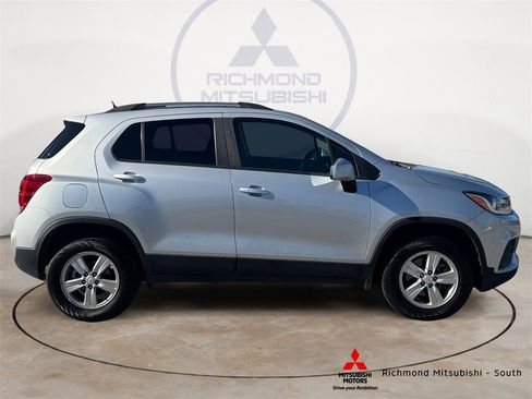 Used 2022 Chevrolet Trax LT w/ Driver Confidence Package image 2