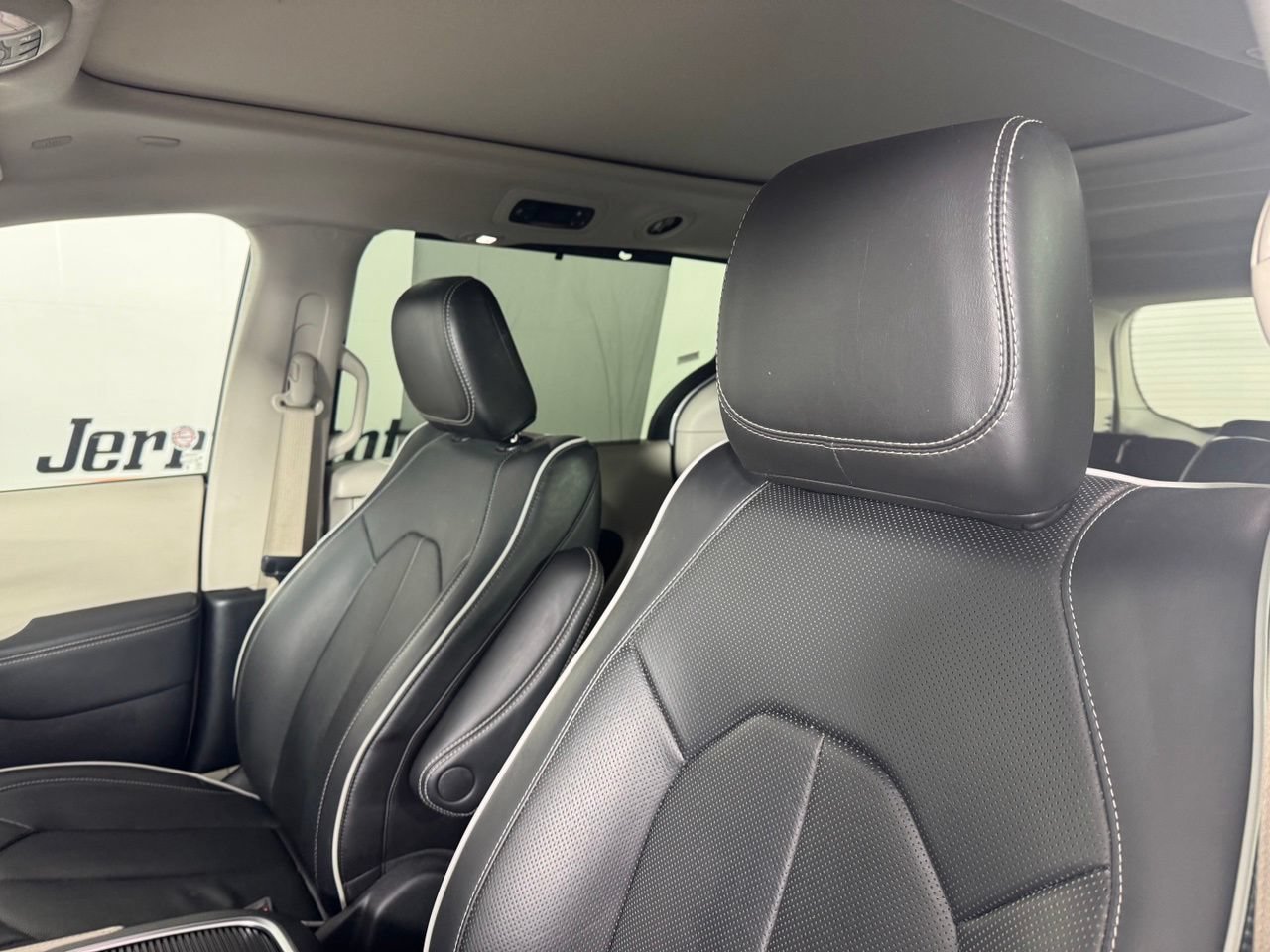 Used 2024 Chrysler Pacifica Limited FWD image 10