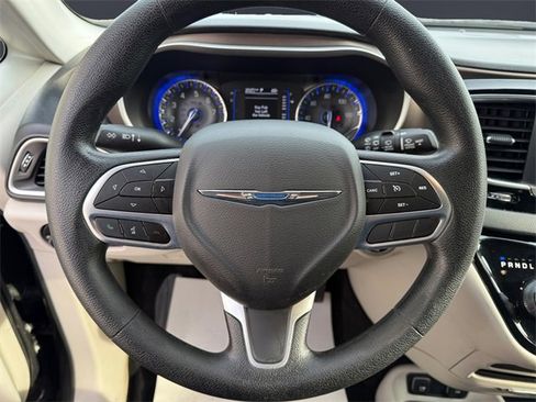 Used 2020 Chrysler Voyager Lxi image 12