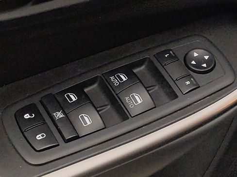 Used 2019 Jeep Cherokee Limited image 27