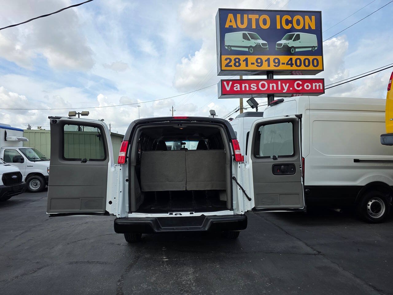 Used 2024 Chevrolet Express 3500 LS RWD image 21