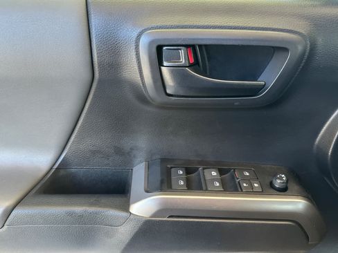 Used 2022 Toyota Tacoma SR5 RWD image 12
