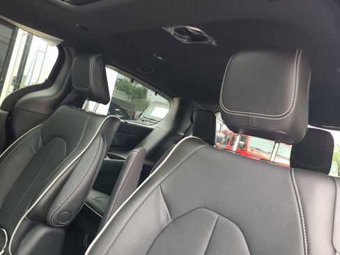 New 2023 Chrysler Pacifica Limited w/ Uconnect Theater Family Group image 47