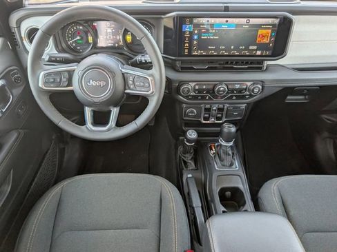 Used 2025 Jeep Wrangler Unlimited Sahara image 6