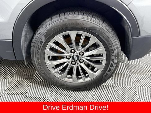 Used 2025 Cadillac XT4 Premium Luxury AWD/4WD image 4