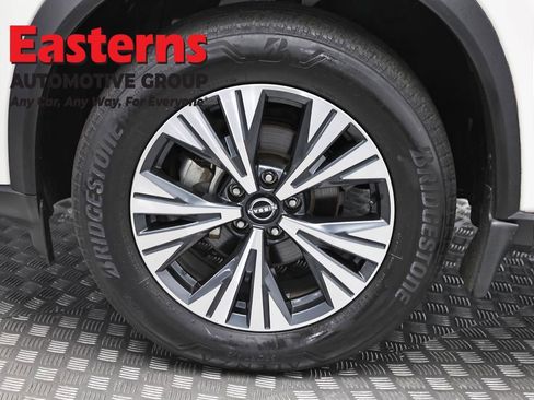 Used 2023 Nissan Rogue SV AWD/4WD image 32