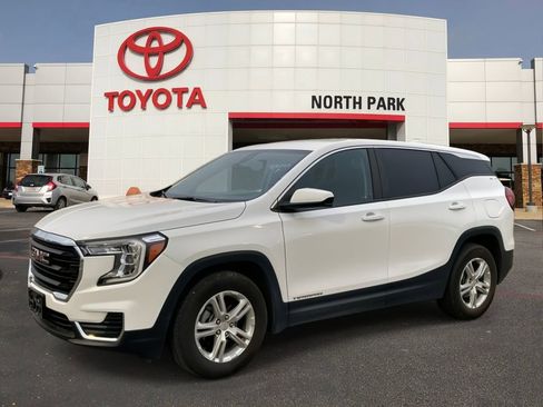 Used 2024 GMC Terrain SLE FWD image 1