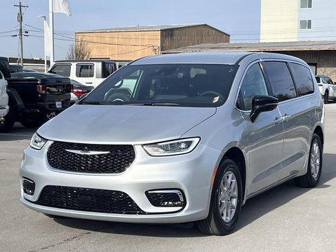 New 2026 Chrysler Pacifica Select image 3