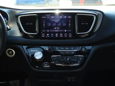 Used 2019 Chrysler Pacifica Touring-L w/ Advanced Safetytec Group FWD image 32