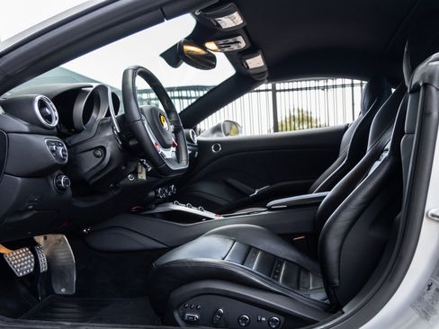 Used 2015 Ferrari California T image 24