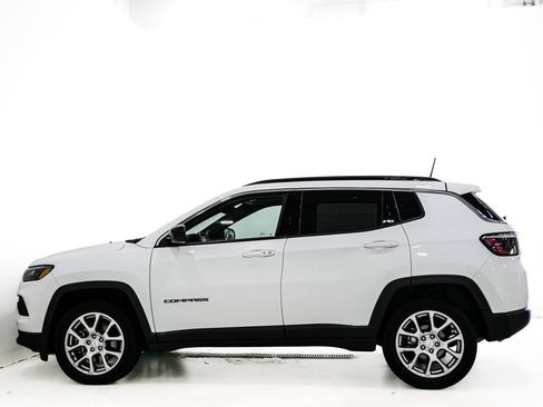 Used 2023 Jeep Compass Latitude w/ Sun and Sound Group AWD/4WD image 6