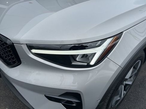 Certified 2025 Volvo XC40 B5 Plus AWD/4WD image 8