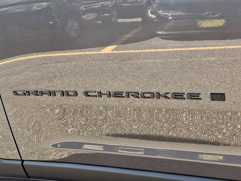 New 2025 Jeep Grand Cherokee Limited w/ Black Appearance Package image 22