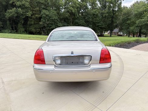 Used 2003 Lincoln Town Car Signature RWD image 7