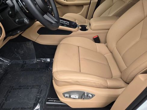 Used 2025 Porsche Macan image 25