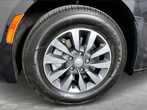 Used 2020 Chrysler Pacifica Touring-L Plus image 32