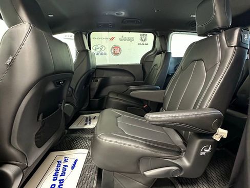 New 2025 Chrysler Pacifica Select w/ Fav Edition Package image 23