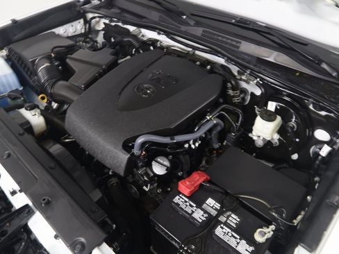 Used 2022 Toyota Tacoma SR image 40