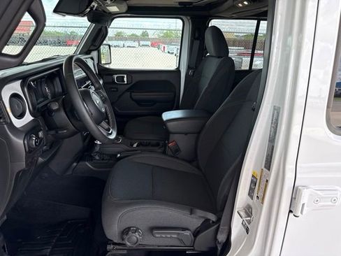Used 2025 Jeep Gladiator Sport AWD/4WD image 14