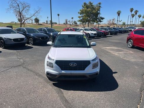 Used 2021 Hyundai Venue SE image 2