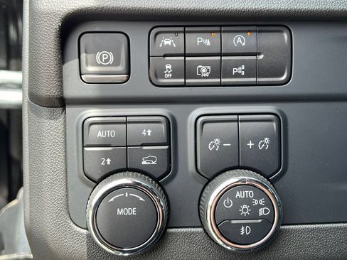 Used 2025 Chevrolet Suburban Premier AWD/4WD image 22