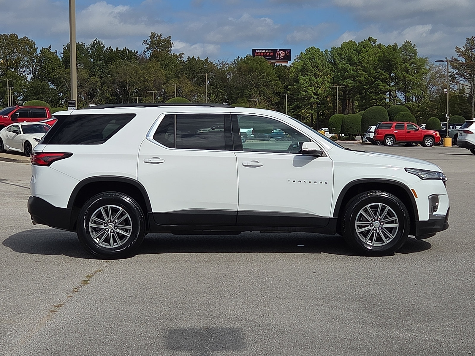 Used 2023 Chevrolet Traverse LT FWD image 6