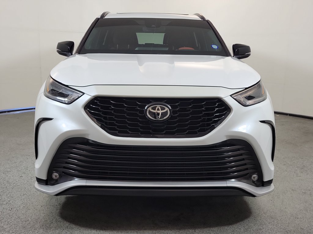 Used 2023 Toyota Highlander XSE FWD image 2