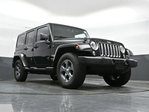 Used 2018 Jeep Wrangler Unlimited Sahara w/ Connectivity Group AWD/4WD image 39