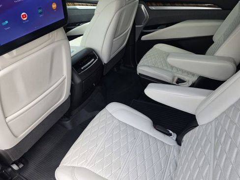 Used 2025 Cadillac Escalade ESV Premium Luxury Platinum w/ LPO, Floor Liner Package AWD/4WD image 27