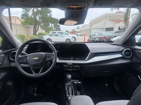 Used 2025 Chevrolet Trax LT image 30