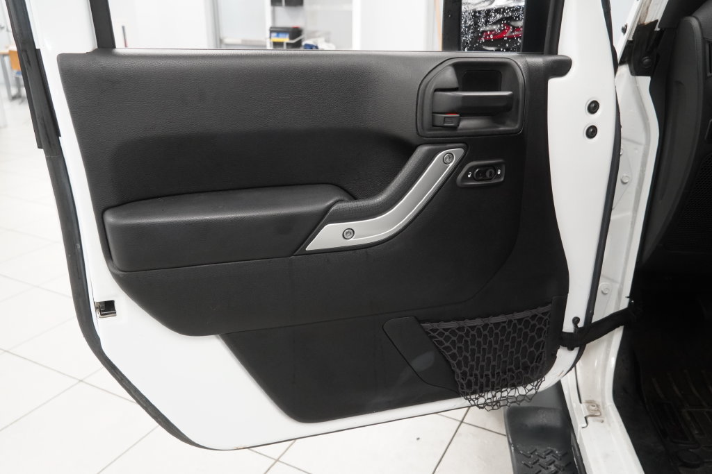 Used 2015 Jeep Wrangler Unlimited Rubicon w/ Connectivity Group AWD/4WD image 15