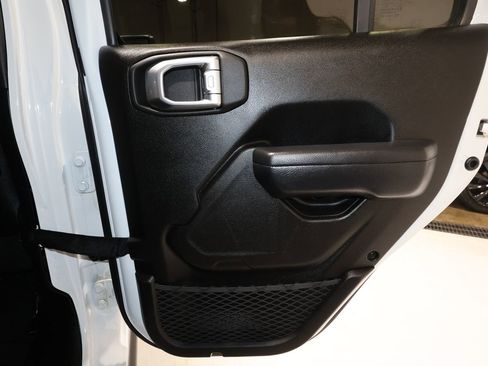 Used 2025 Jeep Wrangler Unlimited Rubicon image 19