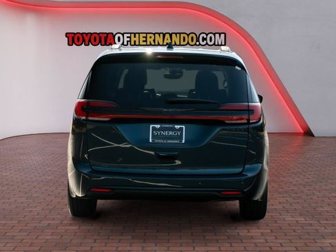 Used 2025 Chrysler Pacifica Limited FWD image 7