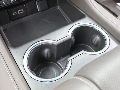 Used 2024 GMC Yukon XL SLT w/ SLT Luxury Package image 19