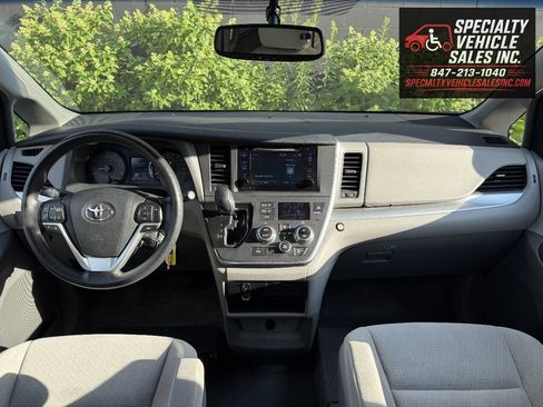 Used 2015 Toyota Sienna LE FWD image 33