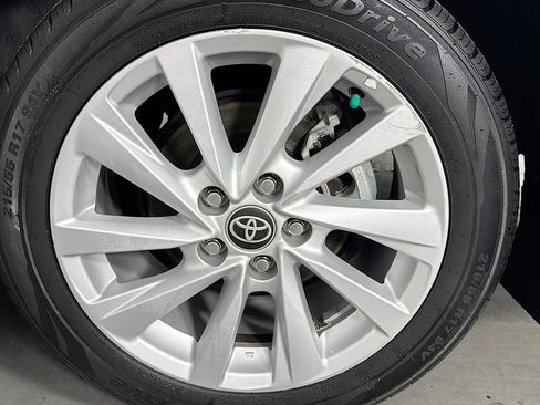 Used 2021 Toyota Camry LE image 31