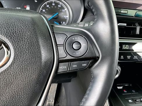 Used 2024 Toyota Venza XLE image 11