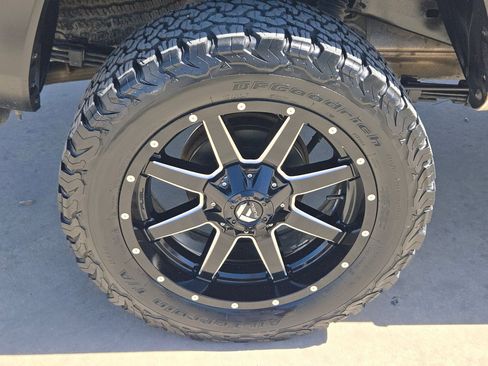 Used 2021 Toyota Tacoma TRD Off-Road w/ Technology Package image 32