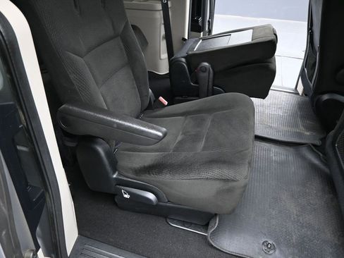 Used 2016 Dodge Grand Caravan SE image 27