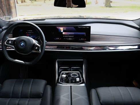 Used 2025 BMW i7 xDrive60 image 10