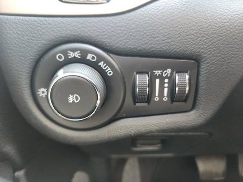 Used 2016 Jeep Cherokee Latitude FWD image 25