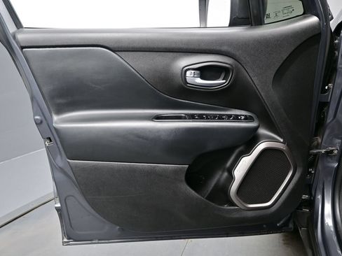 Used 2022 Jeep Renegade Latitude AWD/4WD image 12