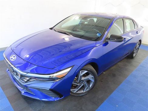 Used 2025 Hyundai Elantra Sport FWD image 4
