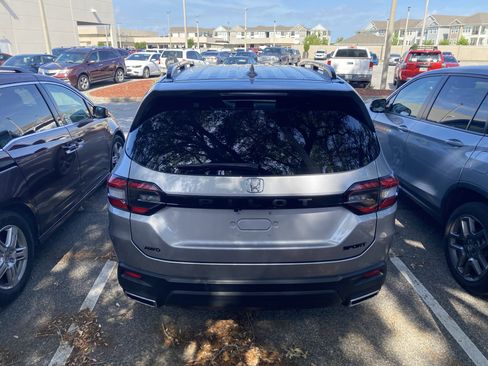 Used 2025 Honda Pilot Sport image 19