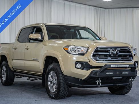 Used 2018 Toyota Tacoma SR5 AWD/4WD image 1